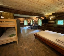 Четырёхместный номер №2 с красивым видом из окна в Дубки