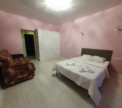 Апартаменты с 3 спальнями в Белое солнце