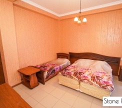 Трёхместный номер Deluxe с балконом и с красивым видом из окна в Stone house