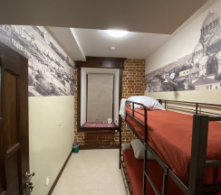 Кровать в 2-местном общем номере №2 в Стрежень