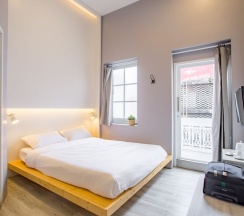 Двухместный номер Deluxe с балконом двуспальная кровать в Nornyaowarat Hostel