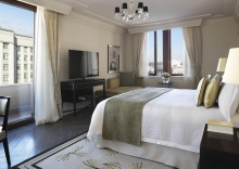 Номер люкс Премьер с 1 двуспальной кроватью в Four Seasons Hotel Moscow