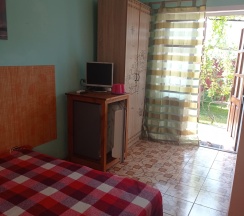 Комната стандарт с двуспальной и двухъярусной кроватями в SunnyHouse