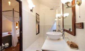 Двухместный семейный коттедж с видом на море двуспальная кровать в Cassia Cottage Resort and Spa
