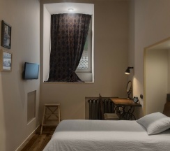 Двухуровневый номер с двумя раздельными кроватями в Brick Walls Hotel