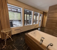 Шале Luxury с балконом и с красивым видом из окна в Аврора Country House