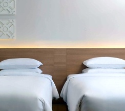 Двухместный номер Deluxe с балконом и с видом на море 2 отдельные кровати в Andaman Beach Hotel Phuket - Handwritten Collection