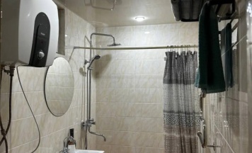 Коттедж с красивым видом из окна в Лунная ночь