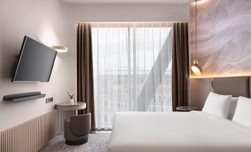 Улучшенный номер с видом на Арбат с одной большой кроватью в Cosmos Selection Moscow Arbat