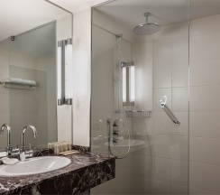 Супериор семейный номер в Sheraton Skypoint Luxe Hotel