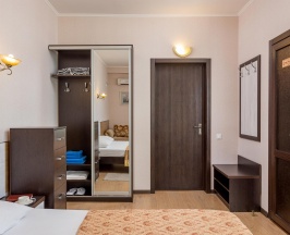 Номер увеличенной площади с 1 двуспальной кроватью (корпус В) в Русич