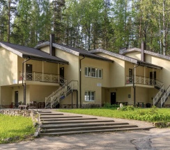 АП207: Просторные двухкомнатные апартаменты с ремонтом (60м2), балконом, видом на лес  207 гостинная с раскладным диваном, спальня с двухспальной кроватью в Ромашка
