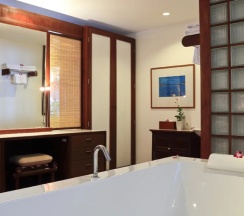 Двухместный люкс Bourgogne Ocean Wing двуспальная кровать в Mom Tri's Villa Royale