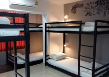 Кровать в общем номере с балконом и с красивым видом из окна в M Hostel Lanta