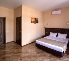 Семейный номер, второй этаж(двуспальная кровать и диван) в Ленивый тюлень