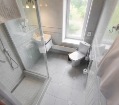 Двухместный полулюкс №4 с 2 комнатами с красивым видом из окна двуспальная кровать в Лель