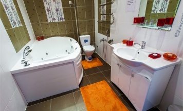 Комфорт двухкомнатный с с джакузи в Арт