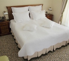 Номер улучшенный с 1 двуспальной кроватью в Барский флигель