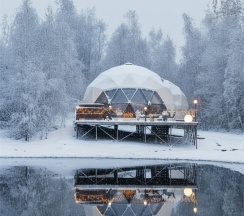 Сфера с видом на озеро с купелью в Аномалия