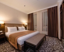 Двухместный люкс Business с видом на город двуспальная кровать в Holiday Inn Aktau-City Centre