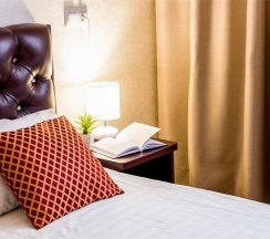 Номер полулюкс улучшенный с 1 двуспальной кроватью в Гранат