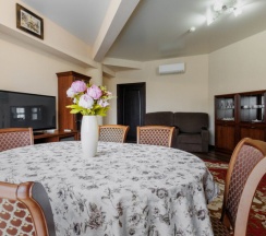 Двухместные апартаменты с 3 комнатами с балконом и с видом на море двуспальная кровать в Дом Москвы