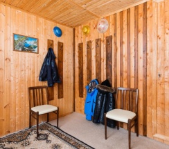 Коттедж с балконом и с красивым видом из окна в Филин дом