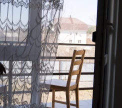 Трёхместный номер Superior с балконом и с красивым видом из окна в Уют