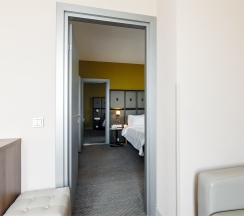 Номер Family Suite c большой двуспальной кроватью в МЕРКЮР ТЮМЕНЬ ЦЕНТР