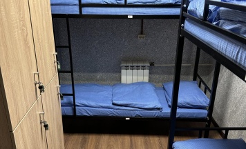 Кровать в 4-местном общем мужском номере (без окна) в Точка