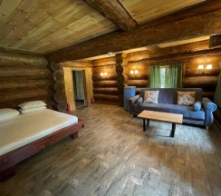 Четырёхместный номер №1 с балконом и с красивым видом из окна в Дубки