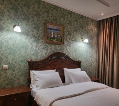 Номер "Делюкс" четырёхместный с двумя двуспальными кроватями в Brut hotel