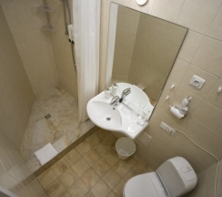 Люкс | Балерина (2+1) с высокой кроватью (180 см)  и односпальным диванчиком в Veneta rooms guesthouse