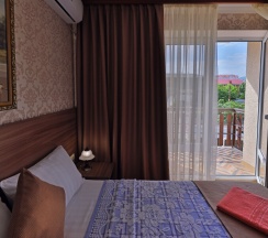 Трёхместный номер с балконом в Лорис