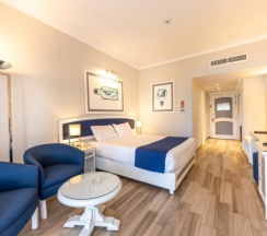 Трёхместный номер Superior с видом на бассейн в Desert Rose Resort