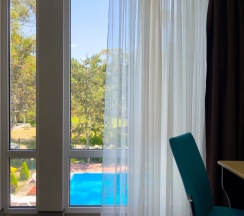 Апартаменты с 2 комнатами с балконом и с красивым видом из окна в Лазурный берег