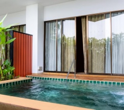 Двухместный номер Plunge Pool Standard Central Building двуспальная кровать в Отель Holiday Inn Resort Phuket Karon Beach by IHG