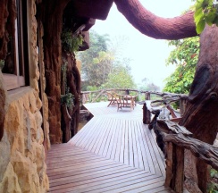 Вилла с балконом и с видом на воду в Bura Resort, Chiang Rai