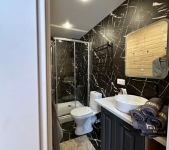 Двухместный коттедж с балконом и с красивым видом из окна двуспальная кровать в Релакс_Телецкое