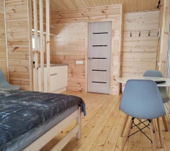 Двухместный коттедж Comfort с красивым видом из окна двуспальная кровать в Vinder Village