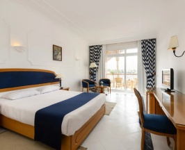 Трёхместный номер с видом на бассейн в Desert Rose Resort