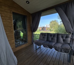 Семейный коттедж с красивым видом из окна в Болото