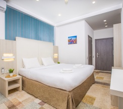 Делюкс с кроватью KING SIZE и балконом  для 2 гостей в Мио