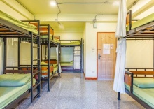 Кровать в общем номере в OYO 928 Leaf Hostel