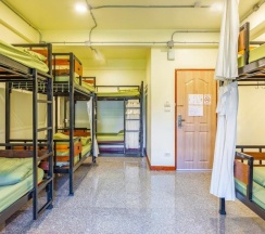 Кровать в общем номере в OYO 928 Leaf Hostel