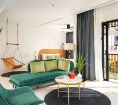 Четырёхместный номер cемейный смежный в The Aviary Hotel