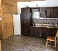 Коттедж с балконом и с красивым видом из окна в Events place
