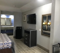 Четырёхместный номер Deluxe двуспальная кровать в Camelot Inn & Suites Veterans Memorial NW Houston