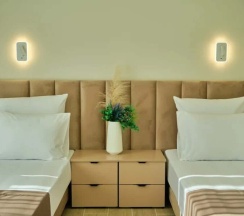 Улучшенная четырёхместная комната в Deus