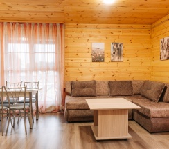 “DE LUXE” благоустроенный номер с кроватью ( queen size), угловым диваном, кухней и террасой в Семейный